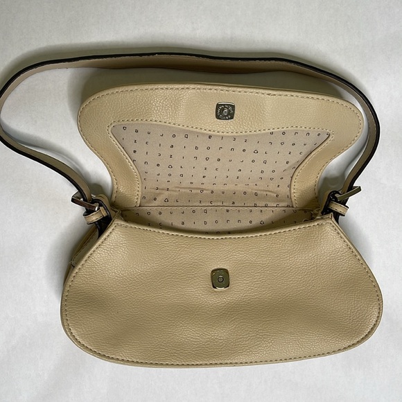 Liz Claiborne arm purse/clutch with removable 24” strap & magnetic snap closure - Picture 2 of 12